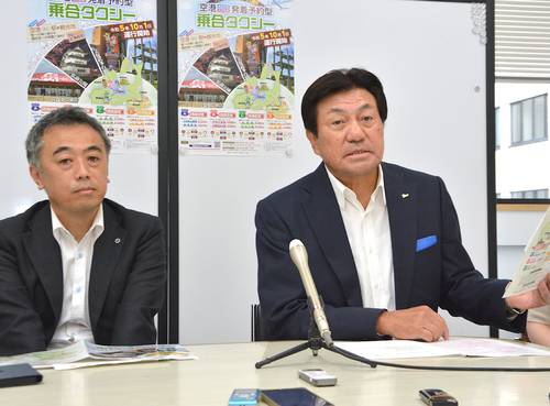 新たな乗り合いタクシーの概要を説明する下山清司会長(右)と菊池礼仁課長=6日、青森県庁