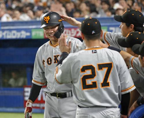 9回、2ランを放ち、ナインに迎えられる巨人・坂本=神宮