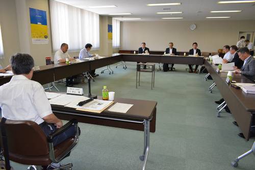 物流の2024年問題に関して意見を交わした協議会=8日、青森市