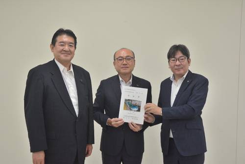 久保公人支社長(中央)に要望書を渡した森内之保留副委員長(左)、小谷知也副知事=11日、盛岡市