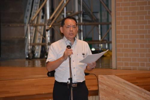校歌に込めた思いを語る作曲者の秋元辰一さん=11日、六戸町