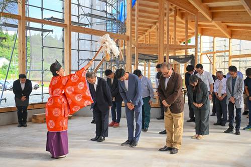 上棟式で工事の安全を祈る関係者=15日、三沢市