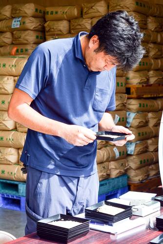 全量1等と認められた品種「はれわたり」の特別栽培「南部達者米」の農産物検査=16日、南部町