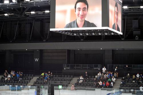 大型スクリーンを通して子どもたちに海外での経験を伝える三浦優希選手
