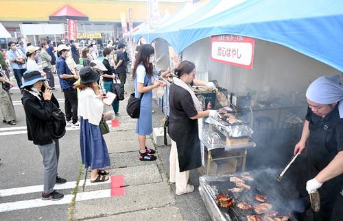 店の前には多くの人が並ぶなど、にぎわいを見せる八食オータムカーニバル