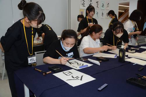 外国人が書道などを体験した「国際交流フェスタinはちのへ」
