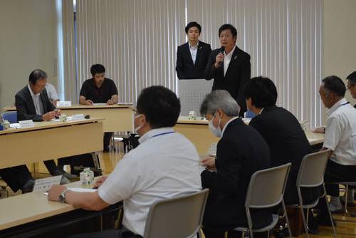 記録的猛暑の影響を受けた東北町などの農産物の状況を確認する参加者=20日、同町