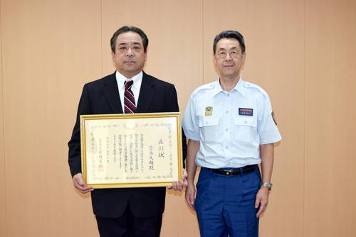 金濵康光消防長(右)に受賞を報告した齋藤大輔さん