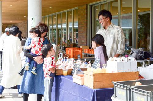 若手農家らが初開催した「なんぶピクニックマルシェ」=30日、南部町役場