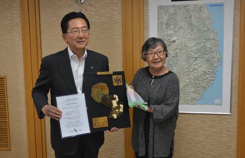 達増拓也知事(左)と記念品を贈り合った小原和子さん