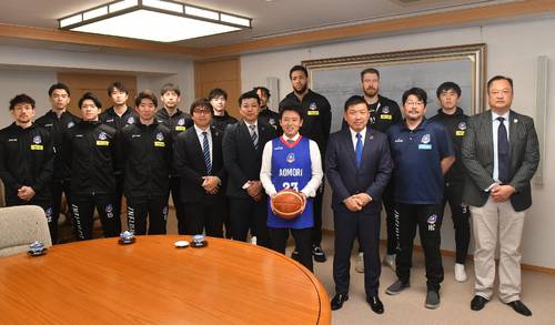 宮下宗一郎知事(前列右から4人目)に今季の意気込みを披露した青森ワッツの選手ら=2日、青森県庁