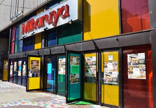 正面出入り口にインドア型テーマパークの開設を告知するポスターが張られた旧三春屋=3日、八戸市十三日町