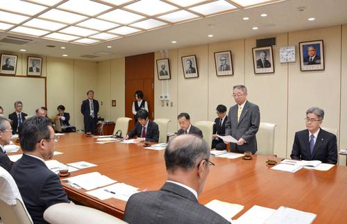 八戸市に経済活性化に向けた支援を求める武輪俊彦会頭(右から2人目)=4日、八戸市庁