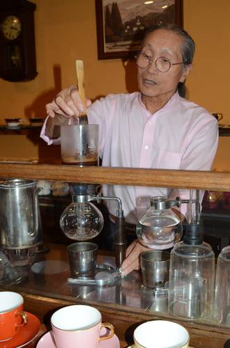 創業から半世紀を迎えた「みな実古琲店」店主の須藤清文さん。「これからも多くの人にやすらいでほしい」と決意を新たにする=9月、八戸市番町