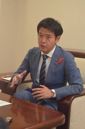 青森県知事就任100日を迎え、インタビューに応じる宮下宗一郎知事=6日、県庁