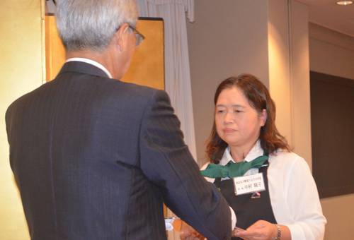 贈呈書を受け取る中村陵子会長(右)=6日、青森市
