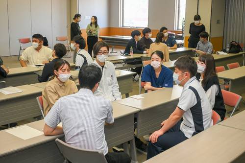 グループに分かれ、連携強化に向けた今後の課題について話し合う八戸市内3病院の理学療法士