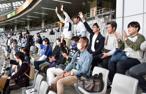 下平隆宏監督にエールを送る地元後援会の関係者ら=7日、味の素スタジアム