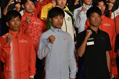パリ五輪出場を懸けた大会に向けて意気込む其田健也(中央)ら=13日、東京