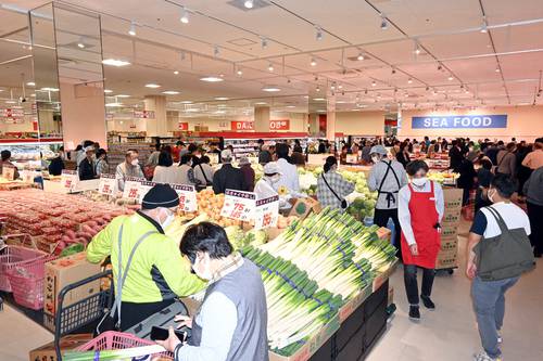 オープンしたパワーズUシンフォニープラザ店は、多くの買い物客でにぎわった=14日、八戸市