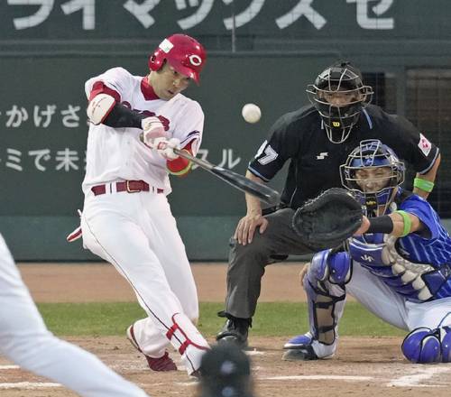 11回広島2死一、三塁、秋山が中越えにサヨナラ打を放つ。捕手伊藤=マツダ