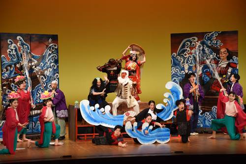 演劇部門で最優秀賞に輝いた八戸東の「祭禮行列」の一場面=15日、弘前市(陸奥新報社提供)