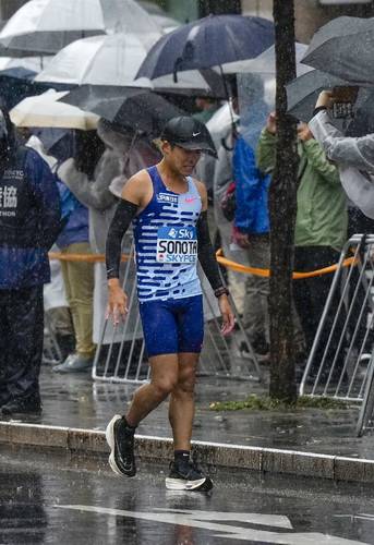 MGC男子 14キロ付近で歩く其田健也=東京・銀座