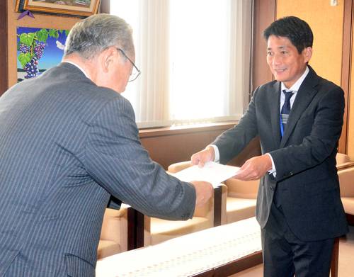 辞令を交付される木村剛さん(右)