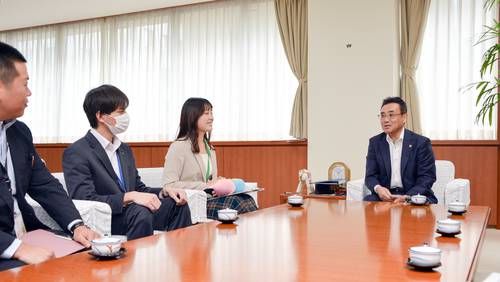 若手職員と意見交換する熊谷雄一市長(右)=17日、八戸市庁