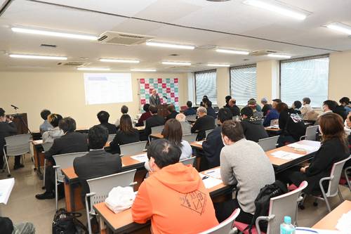 参加者からは事業化へ期待が示された半面、懐疑的な声も目立った=17日、八戸市