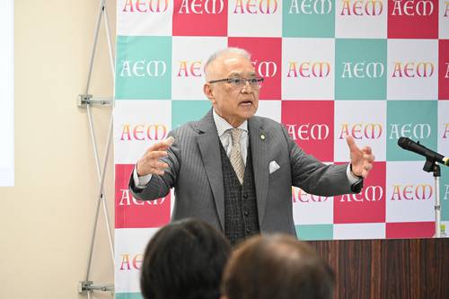 三春屋の再活用に向けて意欲を示す山下修平会長=17日、八戸市