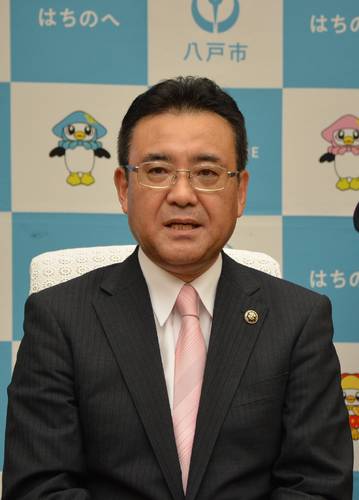 公共施設の有効活用に向けた方針を説明する熊谷雄一市長=20日、八戸市庁