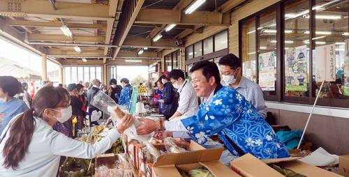 町の特産品をPRする長久保耕治町長(右)=21日、千葉市