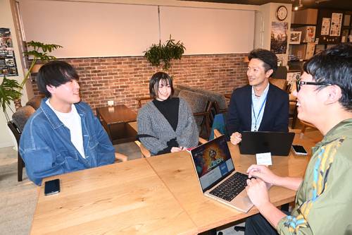 CESに向けて打ち合わせする(左から)瓜田壮一郎さん、新田彩奈さん、岡本信也取締役、立花拓也代表=24日、八戸市