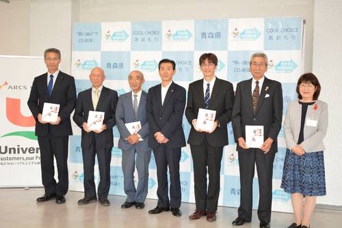 寄付金の贈呈を受けた出席者ら