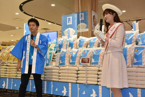 「はれわたり」をPRする宮下宗一郎知事(左)と坂本美帆さん=3日、千葉県市川市