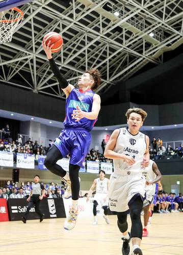 【青森―A千葉】第3クオーター、青森は池田祐一(左)がシュートを決め30―48とする=むつマエダアリーナ