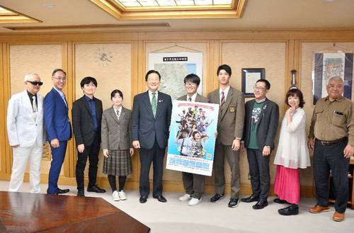 映画「青春ドデン」の完成を達増拓也知事(左から5人目)に報告した関係者
