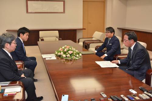 宮下宗一郎知事(左奥)と面会する増田尚宏社長(右手前)、池辺和弘会長(右奥)=6日、青森県庁