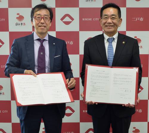 浄法寺漆の価値を重視し、協定を結んだ中田俊也社長(左)と藤原淳市長