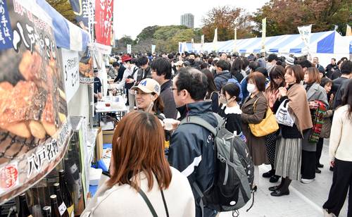 大勢の来場客でにぎわう会場=11日、東京・上野