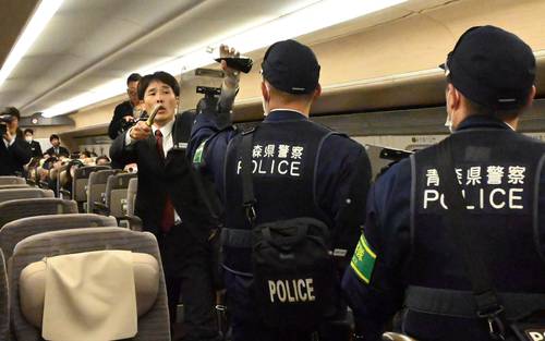 走行中の新幹線車両を使って青森県内で初めて行われた不審者への対応訓練=13日