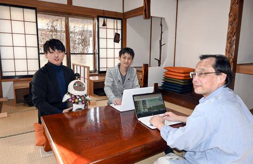 風笑堂にサテライトオフィスを開設したMERCITの照井隼斗代表(左)ら=14日、八戸市内