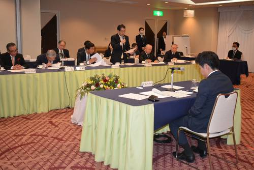 宮下宗一郎知事(手前)に地域課題の解決に向けた施策を要望する市議会議長会の関係者=15日、青森市