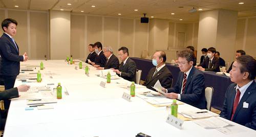 三八圏域の市町村長と意見交換に臨む宮下宗一郎知事(左)=19日、青森市