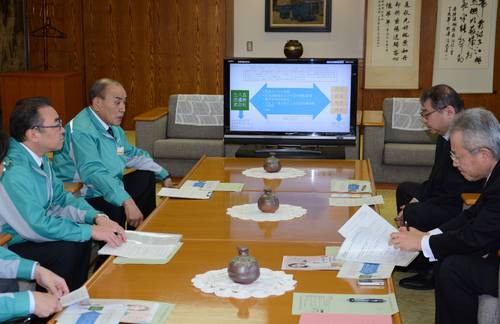 2024年問題について三八五流通の幹部と意見交換する青森労働局の井嶋俊幸局長(右奥)=20日、八戸市