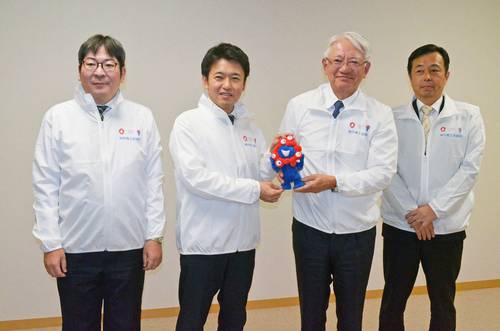 青森―神戸間のビジネス交流強化に向け意見交換した川崎博也会頭(右から2人目)と宮下宗一郎知事(同3人目)=20日、青森県庁