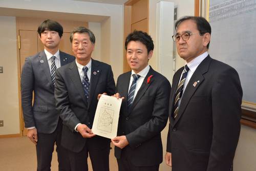 宮下宗一郎知事(右から2人目)に避難路の整備促進を要望した3町村長=20日、青森県庁