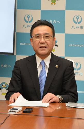 会見で重点要望に関する受け止めを語る熊谷雄一市長=21日、八戸市庁