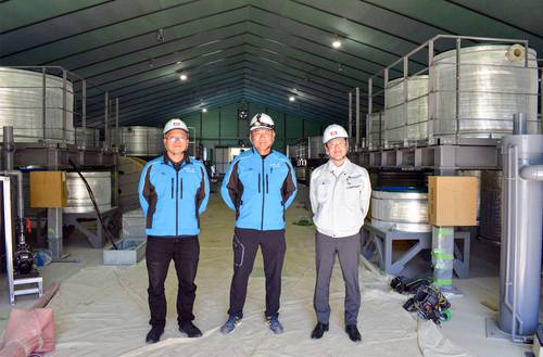 官民がタッグを組み、生食用養殖サバ「福の鯖」の普及を目指す。左から、かもめミライ水産の佐波雄介取締役、大澤公伸社長、浪江町役場の井上敦之主査=10月下旬、同町